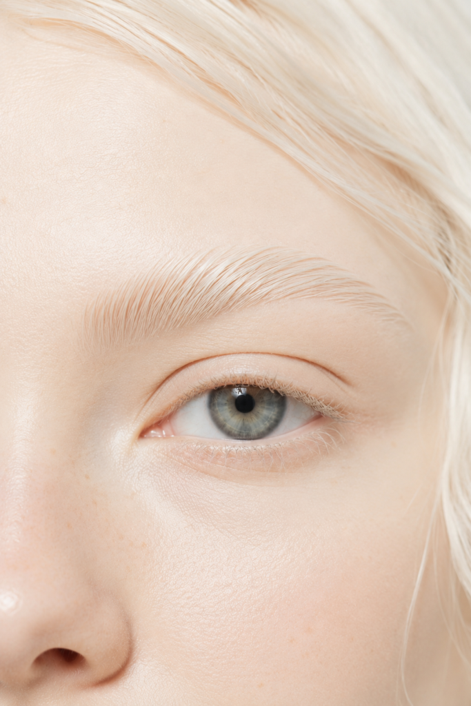 Airy Bleached Brow Minimalism
